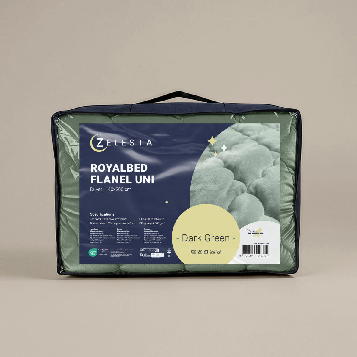 Een verpakt Zelesta Flanel Uni - Groen dekbed, 140x200 cm, afgebeeld tegen een beige achtergrond. De verpakking heeft een getuft patroon en productinformatie voor dit temperatuurregulerende dekbed.