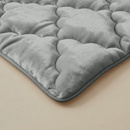 Close-up van de Zelesta Flanel Uni - Kaki matrasmatras, met een zacht, gewatteerd microvezelontwerp met pluche textuur en afgeronde stiksels, getoond op een beige oppervlak.