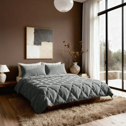 Een moderne slaapkamer met het Zelesta Flanel Uni - Kaki dekbed op het bed, abstracte muurkunst, een grote vaas met gedroogde takken, een ruig tapijt en ramen van vloer tot plafond met witte gordijnen die uitkijken op een balkon.