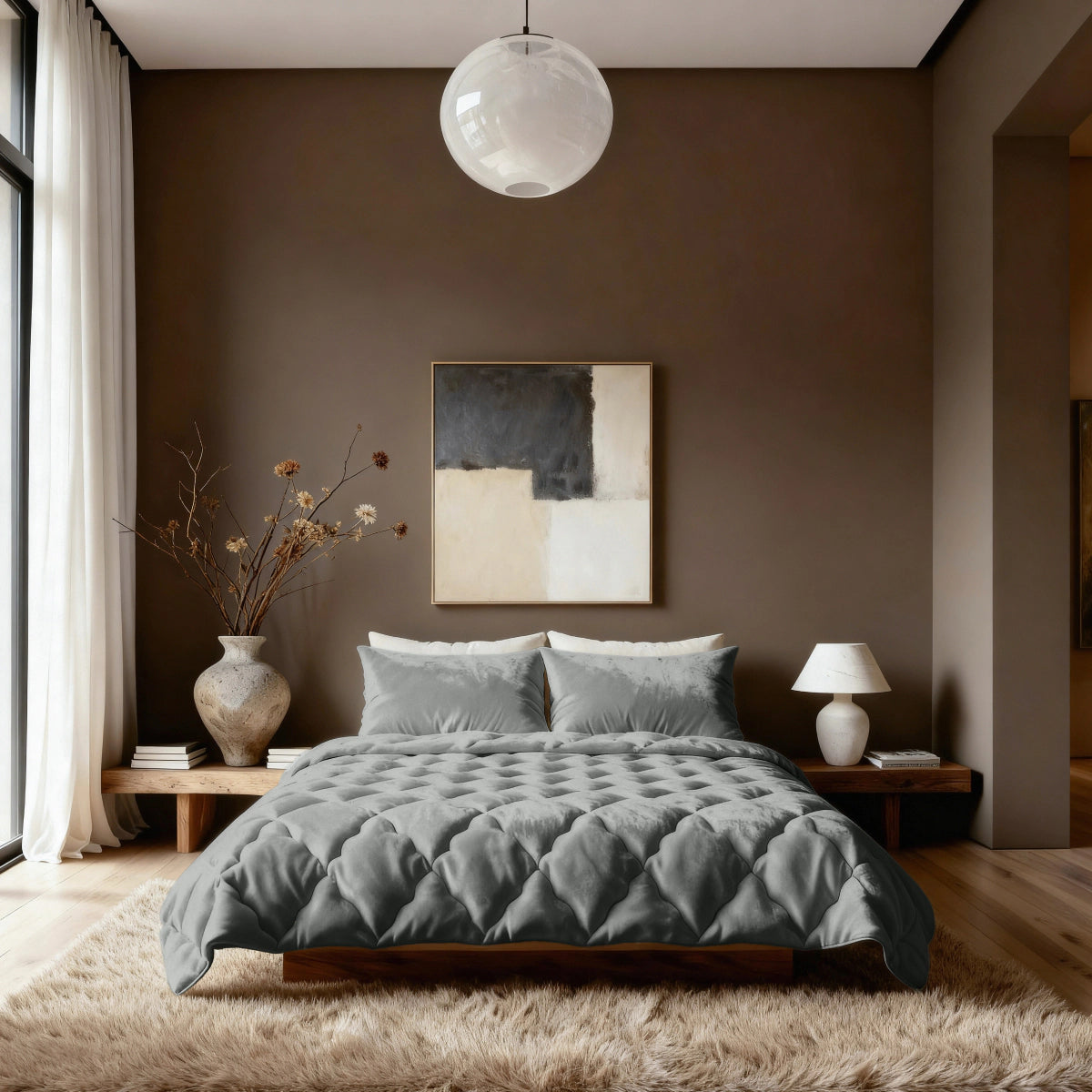 Een moderne slaapkamer met een groot bed bekleed met het Zelesta Flanel Uni - Kaki dekbed, beige muren, abstracte kunst boven het bed, houten nachtkastjes, een vaas met gedroogde takken, een tafellamp, ronde plafondlamp en een pluizig vloerkleed op de vloer.