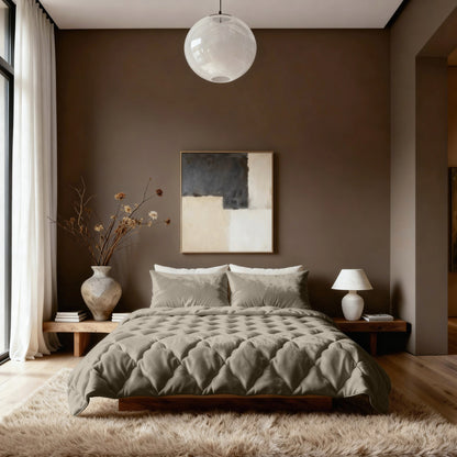 Een moderne slaapkamer met een groot bed in het Zelesta Flanel Uni - Taupe temperatuurregulerend dekbed, houten nachtkastjes met daarop een lamp en gedroogde takken, abstracte muurkunst erboven en een ronde hanglamp erboven.