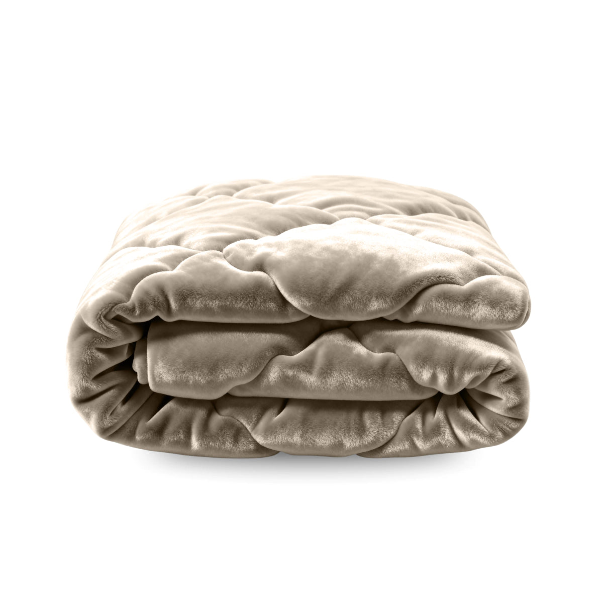 Het Zelesta Flanel Uni - Taupe is een pluche, netjes gevouwen beige dekbed met een doorgestikte textuur, afgebeeld op een witte achtergrond. Dit temperatuurregulerende 2-in-1 dekbed biedt comfort en veelzijdigheid voor gebruik het hele jaar door.
