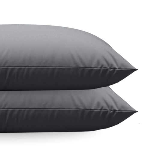 Twee antracietkleurige Zelesta Comfort uni diamond kussenslopen, set van 2, gestapeld op elkaar tegen een witte achtergrond.