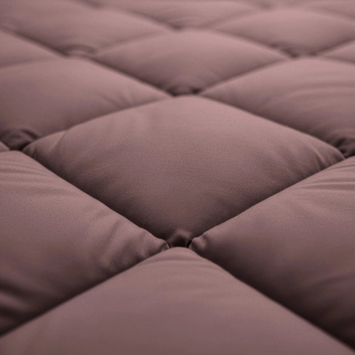 Close-up van het diamantgequilte, gewatteerde stofoppervlak van het Zelesta Comfort Uni Dekbed in Bordeaux, met aandacht voor de gedetailleerde textuur en stiksels - een perfecte keuze voor een stijlvol, permanent dekbedovertrek.