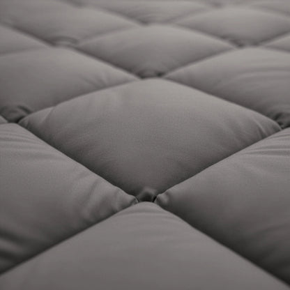 Close-up van het Zelesta Comfort Uni diamond Dekbed in bruin-grijs, met een gewatteerd oppervlak met gelijkmatig verdeelde gepolsterde vierkanten die doen denken aan klassieke dekbedden en het hele seizoen comfort bieden.