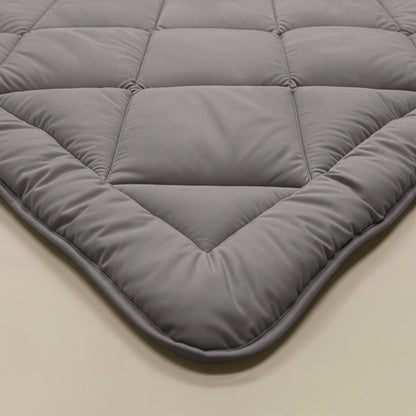 Close-up van het Zelesta Comfort Uni diamond Dekbed in bruin-grijs, met een ruitpatroon geïnspireerd op klassieke dekbedden. Afgebeeld op een beige oppervlak, is het een laag voor alle seizoenen met een stijlvol, praktisch ontwerp.