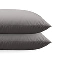 Twee Zelesta Comfort uni diamond Kussenslopen in bruin-grijs zijn gestapeld tegen een witte achtergrond, gemaakt van superzachte microvezel voor ultiem comfort. Set van 2.