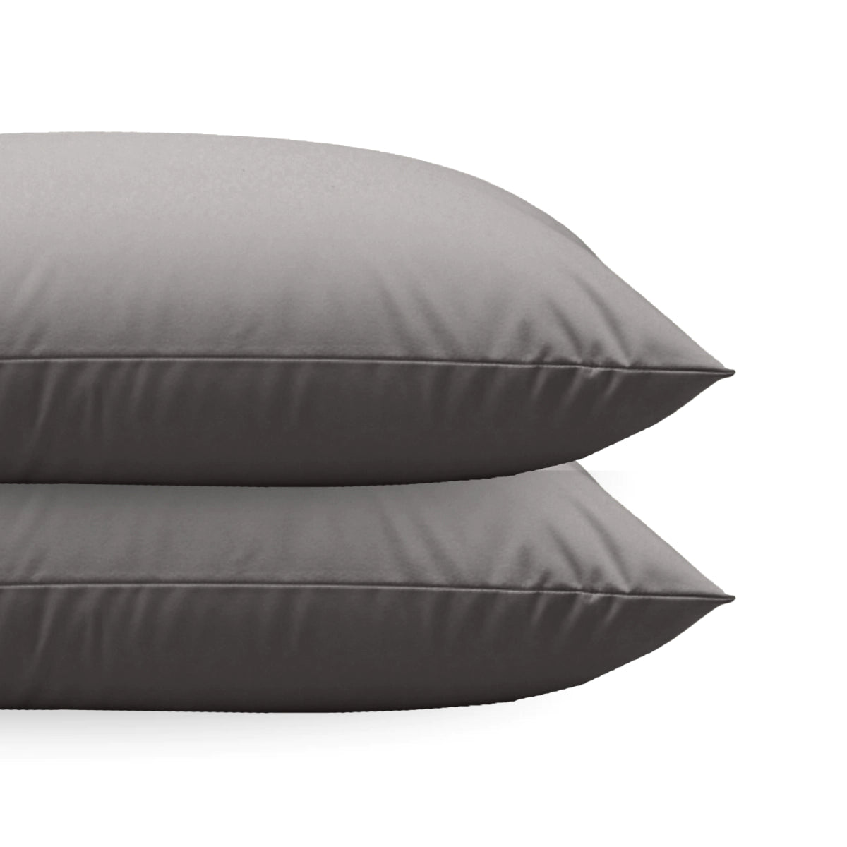 Twee Zelesta Comfort uni diamond Kussenslopen in bruin-grijs zijn gestapeld tegen een witte achtergrond, gemaakt van superzachte microvezel voor ultiem comfort. Set van 2.