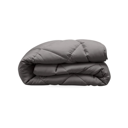 Het Zelesta Comfort Uni diamond Dekbed in bruingrijs wordt gevouwen en doorgestikt getoond tegen een witte achtergrond.