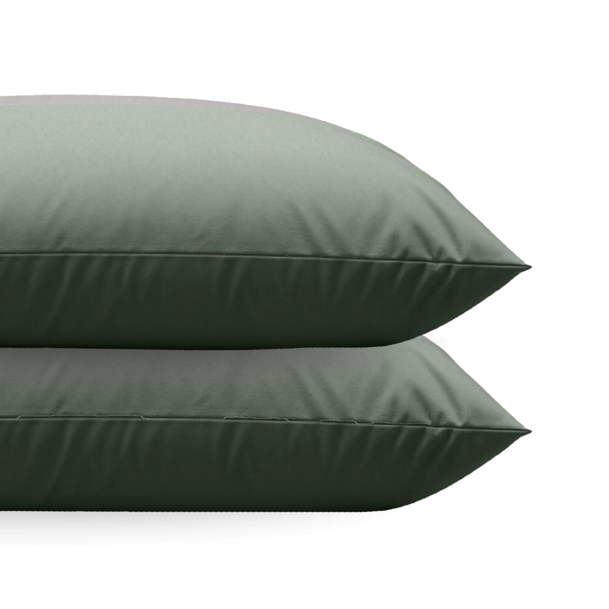 Twee gestapelde Zelesta Comfort uni diamond Kussenslopen in groen, gemaakt van superzachte microvezel met een gladde matte afwerking en luxe rits, afgebeeld tegen een witte achtergrond. Set van 2.
