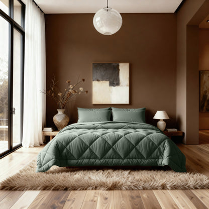 Een moderne slaapkamer met het Zelesta Comfort Uni diamond Dekbed in groen, abstracte muurkunst, een groot raam met transparante gordijnen en houten vloeren geaccentueerd door een shaggy vloerkleed.