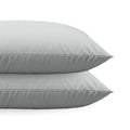 Twee Zelesta Comfort uni diamond Kussenslopen in grijs-blauw, gemaakt van superzachte microvezel met luxe rits, liggen op elkaar gestapeld tegen een witte achtergrond. Set van 2.
