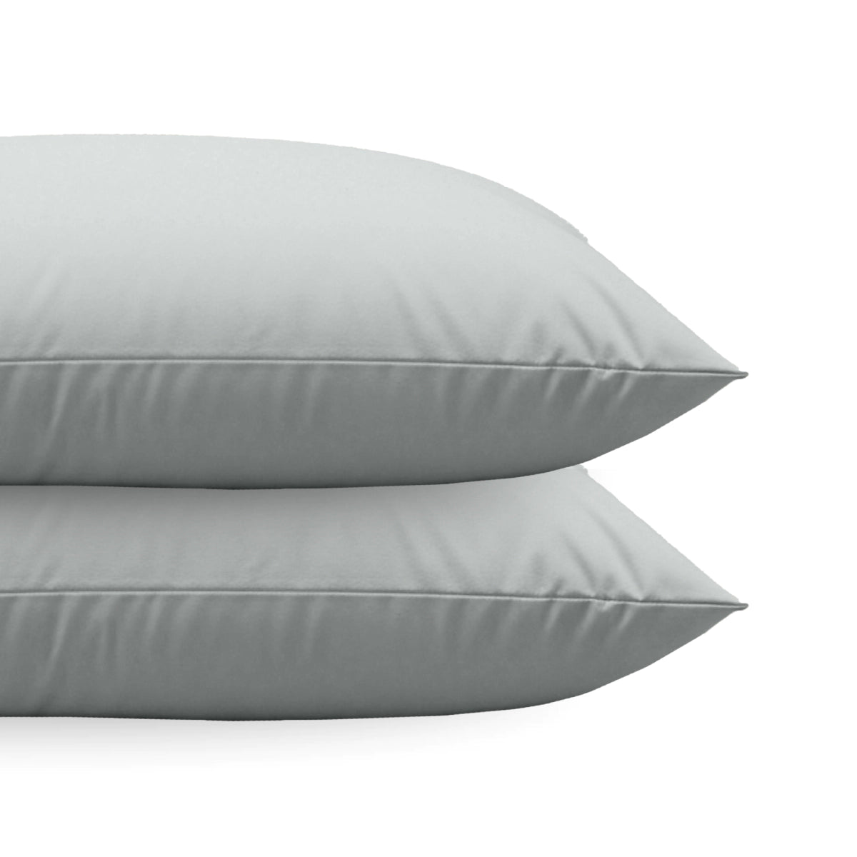 Twee Zelesta Comfort uni diamond Kussenslopen in grijs-blauw, gemaakt van superzachte microvezel met luxe rits, liggen op elkaar gestapeld tegen een witte achtergrond. Set van 2.