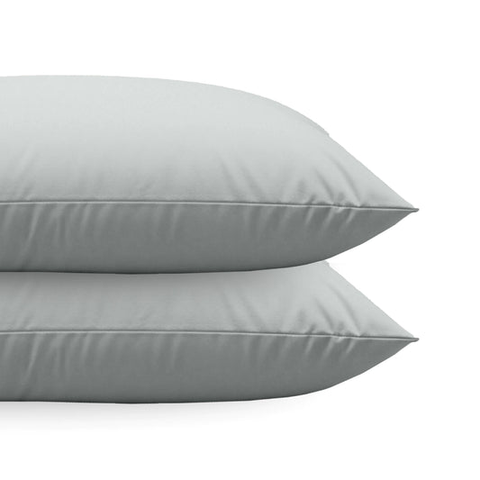 Twee Zelesta Comfort uni diamond Kussenslopen in grijs-blauw, gemaakt van superzachte microvezel met luxe rits, liggen op elkaar gestapeld tegen een witte achtergrond. Set van 2.