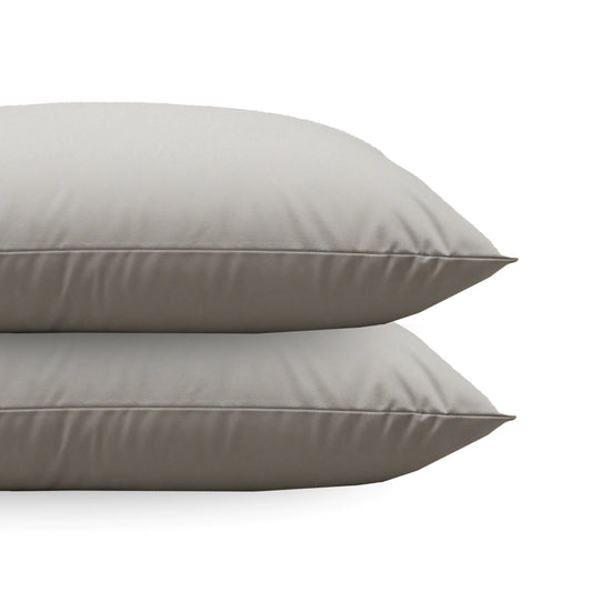Twee Zelesta Comfort Uni diamond kussenslopen in zandbeige, elk 60x70cm, horizontaal gestapeld tegen een effen witte achtergrond. Set van 2.