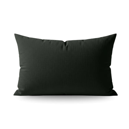 Een rechthoekig zwart kussen met subtiele structuur op een witte achtergrond. Het kussen heeft een afmeting van 60x70 cm en past perfect bij de Teddy Katoen Mousseline Kussensloop Set van 2 - Groen voor extra comfort en stijl.