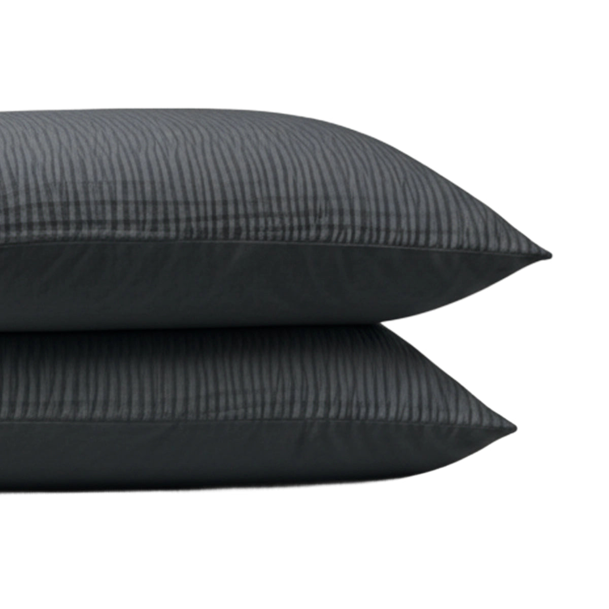 De Zelesta Velvetbed Chique Kussensloop Set van 2 in antraciet heeft donkergrijze, verticaal gestreepte kussenslopen gemaakt van 100% polyester fluweel voor een zacht, comfortabel gevoel, afgebeeld gestapeld tegen een effen witte achtergrond.