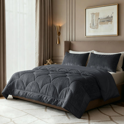 Een netjes opgemaakt bed met het Zelesta Flanel Velvetbed Chique - Antraciet en bijpassende kussens in een moderne slaapkamer met beige muren, abstracte muurkunst en een raam met lichte gordijnen.