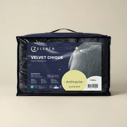 Een verpakt Zelesta Flanel Velvetbed Chique in antraciet, afmeting 240x200 cm, met luxe dekbed branding en temperatuurregulerende specificaties duidelijk aangegeven op de voorzijde.