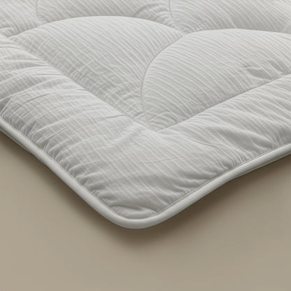 Close-up van het Zelesta Flanel Velvetbed Chique in beige, met de zachte, doorgestikte textuur en het elegante gestikte patroon op een neutrale ondergrond.