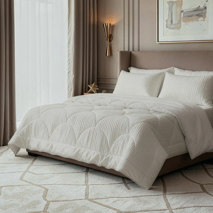 Een netjes opgemaakt bed met het Zelesta Flanel Velvetbed Chique in beige, versierd met witte kussens in een moderne, zacht verlichte slaapkamer met een vloerkleed met patroon en muurkunst boven het hoofdeinde.