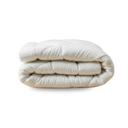 Het Zelesta Flanel Velvetbed Chique in beige is gevouwen tegen een effen witte achtergrond, waardoor de zachte textuur en elegante, luxe uitstraling goed tot zijn recht komen.