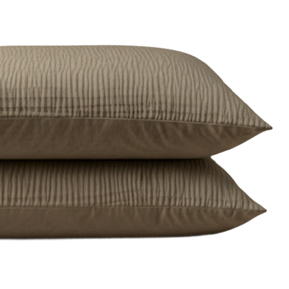 Twee taupe Zelesta Velvetbed Chique kussenslopen met een subtiel verticaal streeppatroon zijn gestapeld tegen een witte achtergrond en bieden blijvend comfort en stijl. Deze set bestaat uit 2 duurzame kussenslopen.