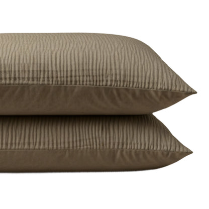 Twee taupe Zelesta Velvetbed Chique kussenslopen met een subtiel verticaal streeppatroon zijn gestapeld tegen een witte achtergrond en bieden blijvend comfort en stijl. Deze set bestaat uit 2 duurzame kussenslopen.