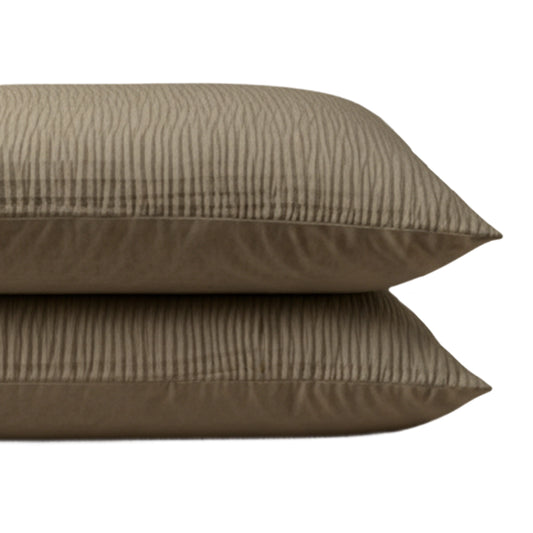 Twee taupe Zelesta Velvetbed Chique kussenslopen met een subtiel verticaal streeppatroon zijn gestapeld tegen een witte achtergrond en bieden blijvend comfort en stijl. Deze set bestaat uit 2 duurzame kussenslopen.