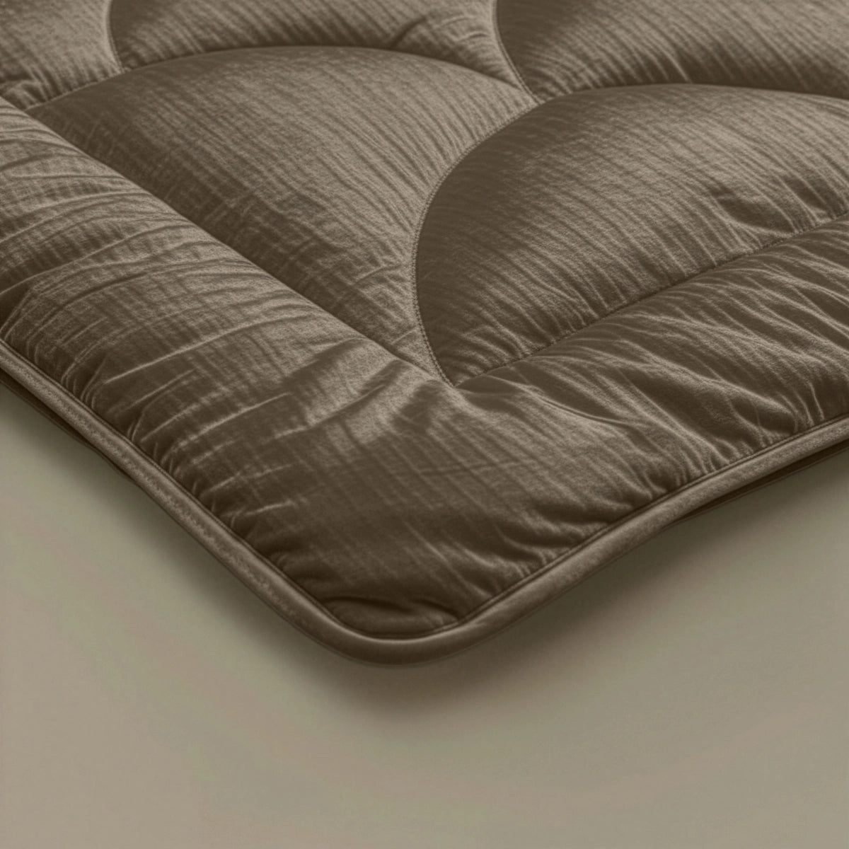 Close-up van het Zelesta Flanel Velvetbed Chique in taupe, met de bruine gewatteerde fluwelen textuur en gedetailleerde stiksels voor een luxe uitstraling.