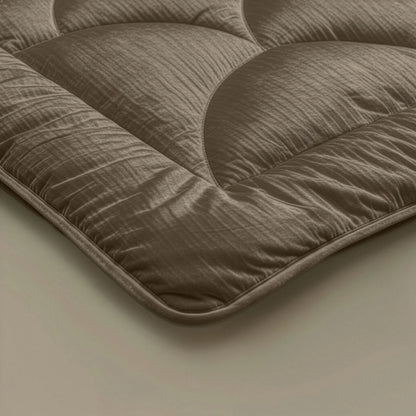 Close-up van het Zelesta Flanel Velvetbed Chique in taupe, met de bruine gewatteerde fluwelen textuur en gedetailleerde stiksels voor een luxe uitstraling.