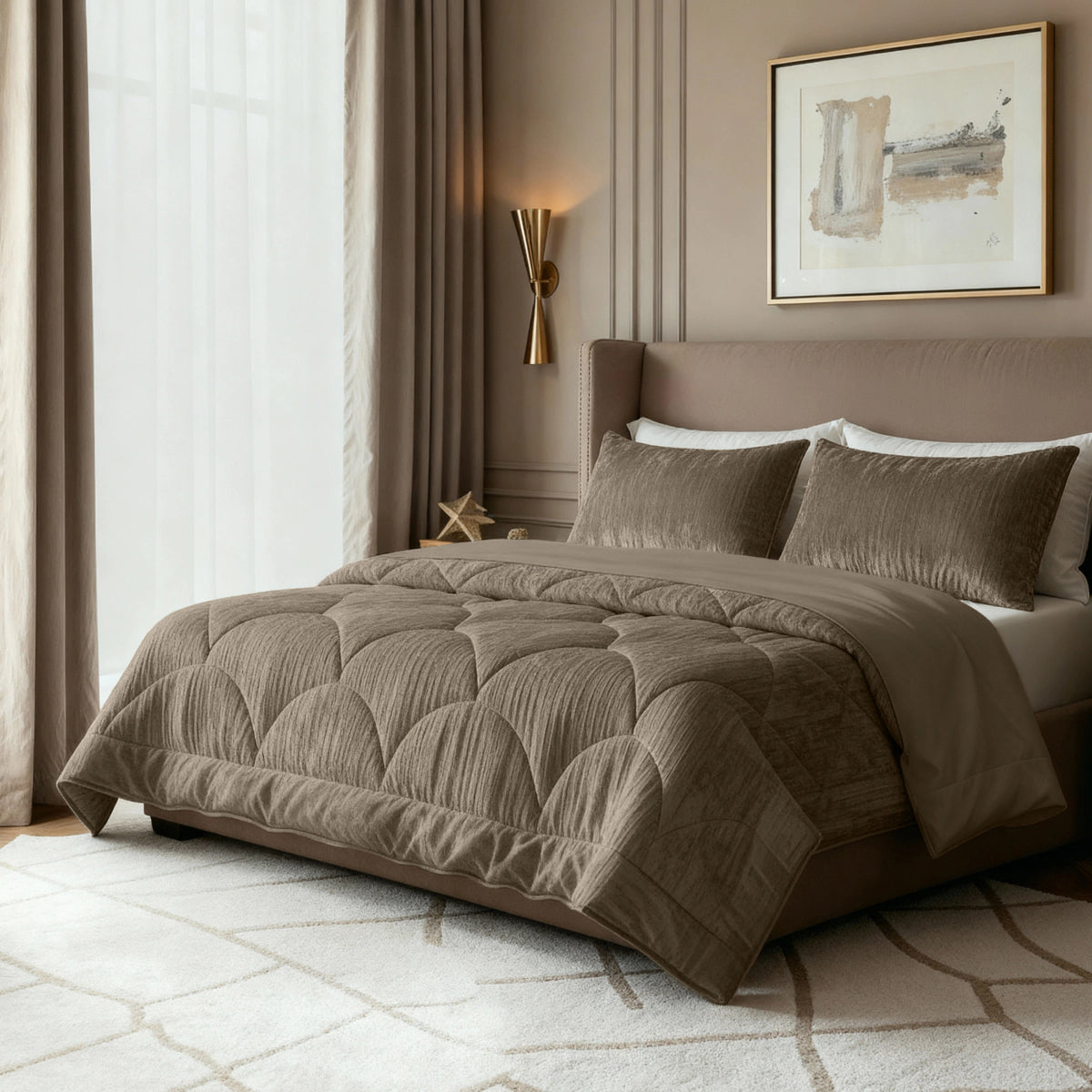 Een netjes opgemaakt bed met Zelesta Flanel Velvetbed Chique - Taupe beddengoed en kussens in een moderne, neutrale slaapkamer met beige gordijnen, abstracte muurkunst en een geometrisch vloerkleed voor een luxe uitstraling.