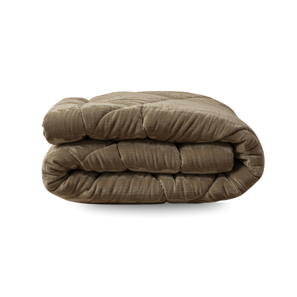 Het Zelesta Flanel Velvetbed Chique in taupe is een dik, luxe fluwelen dekbed, netjes opgevouwen op een witte ondergrond.