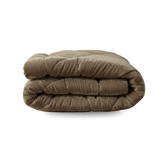 Het Zelesta Flanel Velvetbed Chique in taupe is een dik, luxe fluwelen dekbed, netjes opgevouwen op een witte ondergrond.