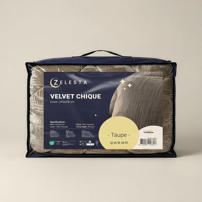 Een verpakt Zelesta Flanel Velvetbed Chique - Taupe, 240x200 cm, wordt getoond tegen een effen achtergrond met productdetails op het label, en biedt temperatuurregulerend comfort en een luxe uitstraling.