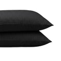 De Zelesta Velvetbed Chique Kussensloop Set van 2 in zwart heeft twee onderhoudsvriendelijke kussenslopen met subtiel streeppatroon, gemaakt van 100% polyester-stijlvol en perfect voor elk interieur.
