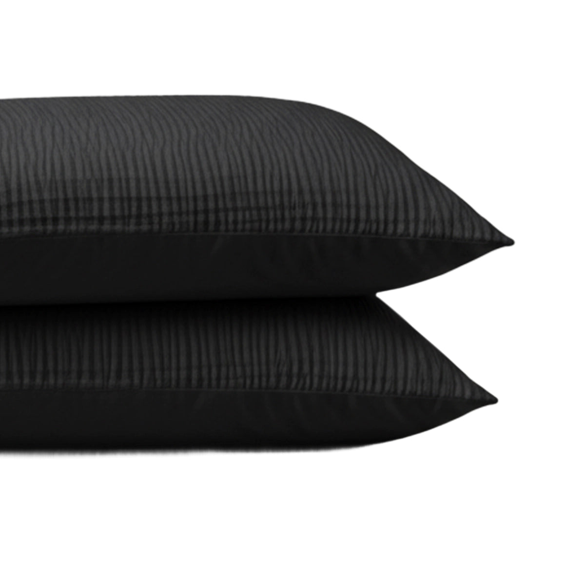 De Zelesta Velvetbed Chique Kussensloop Set van 2 in zwart heeft twee onderhoudsvriendelijke kussenslopen met subtiel streeppatroon, gemaakt van 100% polyester-stijlvol en perfect voor elk interieur.