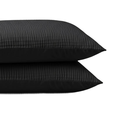 De Zelesta Velvetbed Chique Kussensloop Set van 2 in zwart heeft twee onderhoudsvriendelijke kussenslopen met subtiel streeppatroon, gemaakt van 100% polyester-stijlvol en perfect voor elk interieur.