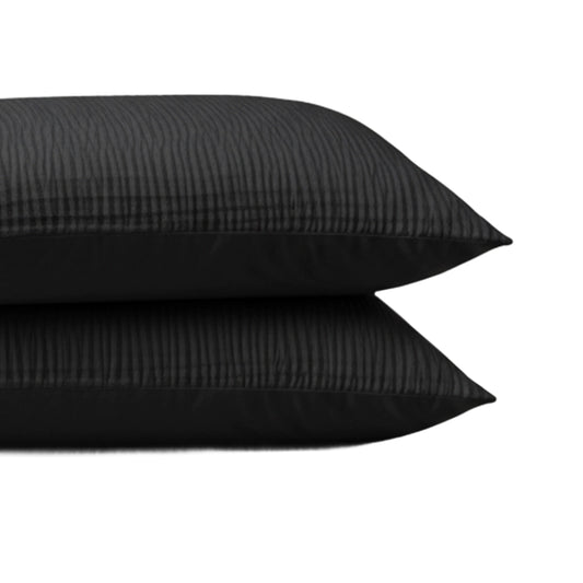 De Zelesta Velvetbed Chique Kussensloop Set van 2 in zwart heeft twee onderhoudsvriendelijke kussenslopen met subtiel streeppatroon, gemaakt van 100% polyester-stijlvol en perfect voor elk interieur.