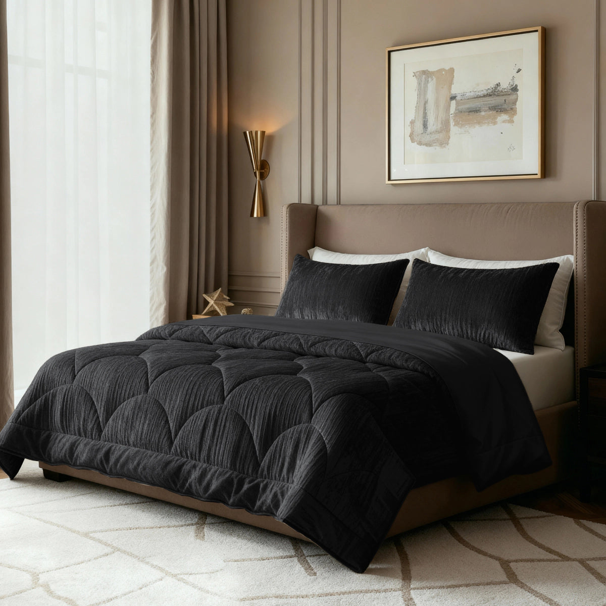 Een netjes opgemaakt bed met luxe uitstraling toont het Zelesta Flanel Velvetbed Chique - Black en bijpassende kussens in een moderne, neutrale slaapkamer die wordt geaccentueerd door muurkunst en een minimalistische inrichting.