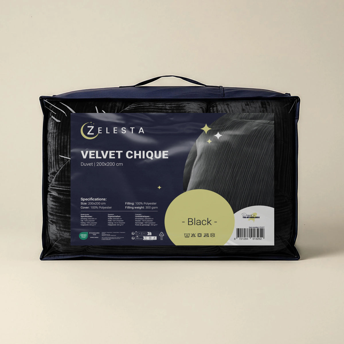 De Zelesta Flanel Velvetbed Chique in zwart (200x200 cm) biedt luxe uitstraling en temperatuurregulerend comfort. Specificaties en branding zijn zichtbaar op het voorlabel van de verpakking.