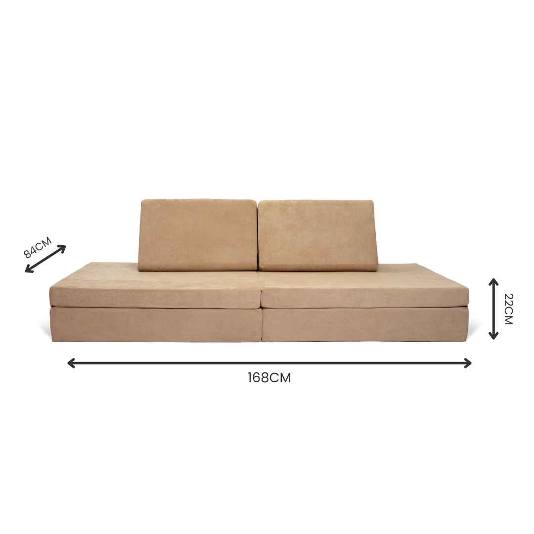 BAAAP - De geliefde speelbank - Sand Dune: beige modulaire speelbank met twee rugkussens, 168 cm breed, 84 cm hoog, zithoogte 22 cm. Zwarte pijlen tonen de maten-perfect voor kinderen in beweging en ruimtelijk inzicht.