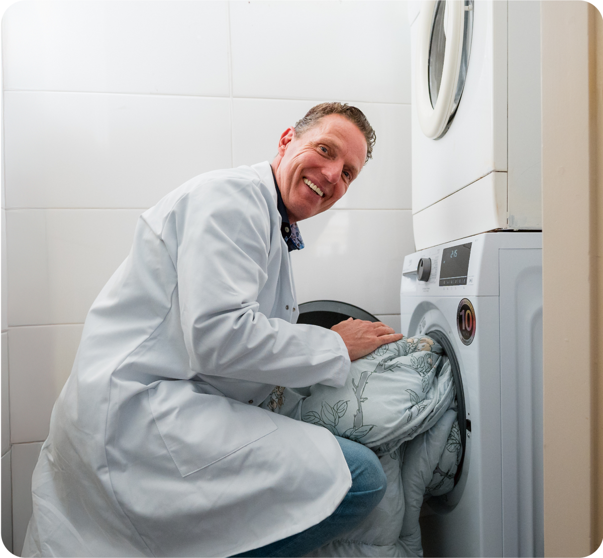 Rob Geus stopt dekbed in wasmachine