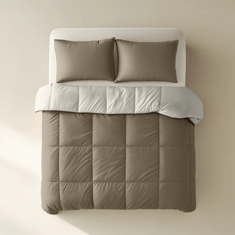 Een bed dat is opgemaakt met een dekbed van Zelesta.