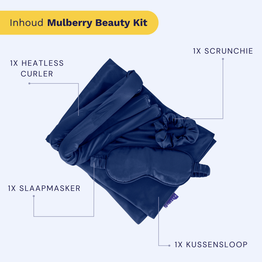 Platte lay-out van de Zelesta Sleeping Beauty Set - Bliss Blue, met een warmteloze kruller, scrunchie, slaapmasker en anti-aging Mulberry zijden kussensloop - elk gelabeld in het Nederlands als inbegrepen.
