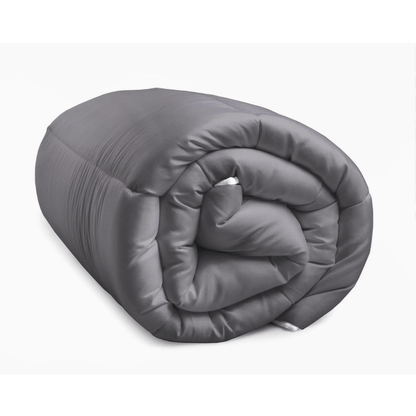 Een opgerolde Zelesta Royalbed - Antraciet verzwaarde deken, perfect als dekbed voor alle seizoenen, weergegeven op een witte achtergrond.