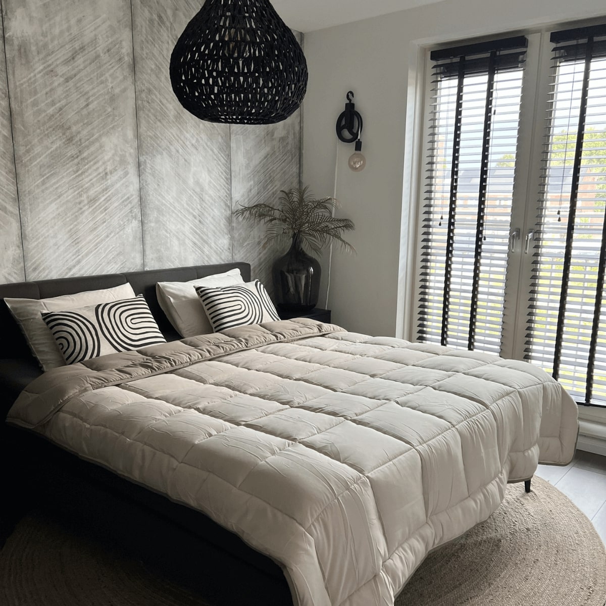 luxe slaapkamer taupe linnen zwart zomerdekbed