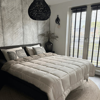 luxe slaapkamer taupe linnen zwart zomerdekbed